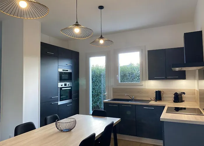 Hébergement de vacances Pavillon Rénové Avec Jardin à Broût-vernet - Fr-1-489-417 *