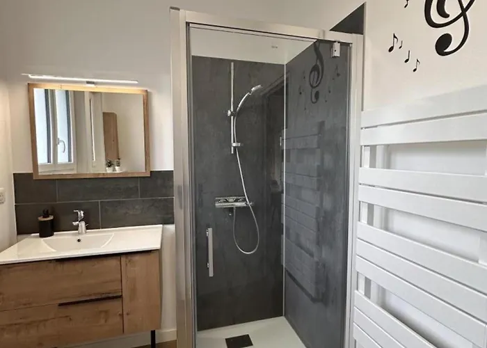 Hébergement de vacances Pavillon Rénové Avec Jardin à Broût-vernet - Fr-1-489-417