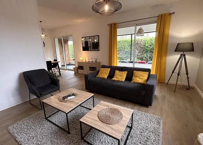 Hébergement de vacances Pavillon Rénové Avec Jardin à Broût-vernet - Fr-1-489-417 *